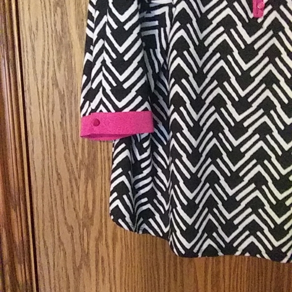 Women's Notations V Button Patterned Top - Picture 2 of 8